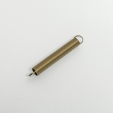 Das Bild zeigt eine Metallfeder mit einem abgerundeten Ende und einer Schlaufe an einem Ende. Diese Feder kann in Experimenten zur Demonstration von physikalischen Prinzipien wie Zug- und Druckkräfte verwendet werden.