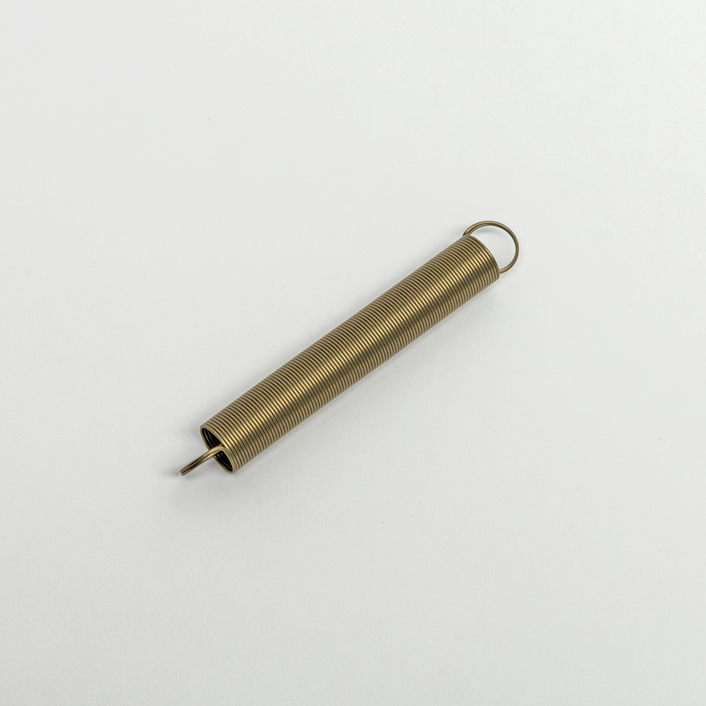 Das Bild zeigt eine Metallfeder mit einem abgerundeten Ende und einer Schlaufe an einem Ende. Diese Feder kann in Experimenten zur Demonstration von physikalischen Prinzipien wie Zug- und Druckkräfte verwendet werden.