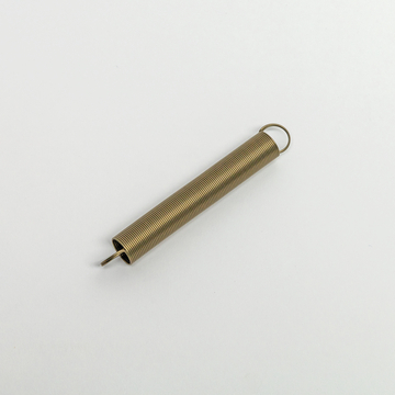 Das Bild zeigt eine Metallfeder mit einem abgerundeten Ende und einer Schlaufe an einem Ende. Diese Feder kann in Experimenten zur Demonstration von physikalischen Prinzipien wie Zug- und Druckkräfte verwendet werden.