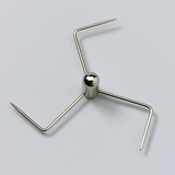 Das Bild zeigt ein metallisches Experimentiergerät in Form eines Sterns mit vier abgewinkelten Drahtarmen, die von einer zentralen Kugel ausgehen. Es wird vermutlich im Bildungswesen für verschiedene chemische oder physikalische Experimente eingesetzt.