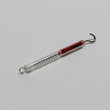 Das Bild zeigt ein Thermometer mit einer roten Flüssigkeit und einer Skala zur Temperatureinstellung. Es verfügt über einen Haken an einem Ende, wodurch es für Experimente im Bildungsbereich geeignet ist.