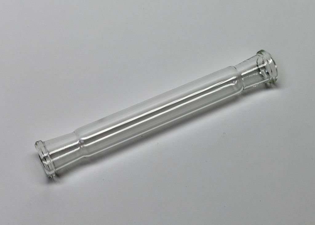 Auf dem Bild ist ein transparentes Glasrohr zu sehen, das an beiden Enden geöffnet ist. Es eignet sich für chemische Experimente und als Teil von Laborgeräten im Bildungsbereich.