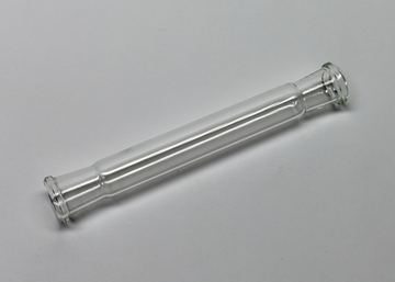 Auf dem Bild ist ein transparentes Glasrohr zu sehen, das an beiden Enden geöffnet ist. Es eignet sich für chemische Experimente und als Teil von Laborgeräten im Bildungsbereich.