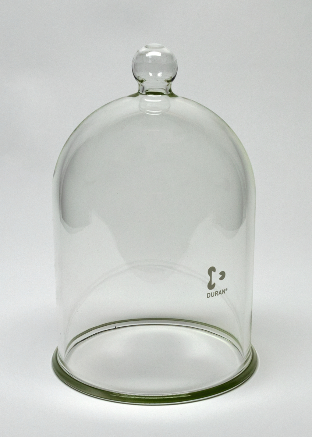 Das Bild zeigt eine gläserne Kuppel mit einem runden Griff auf der Oberseite. Sie ist durchsichtig und eignet sich als Abdeckung für Experimente oder zur Präsentation von Objekten im Bildungsbereich.