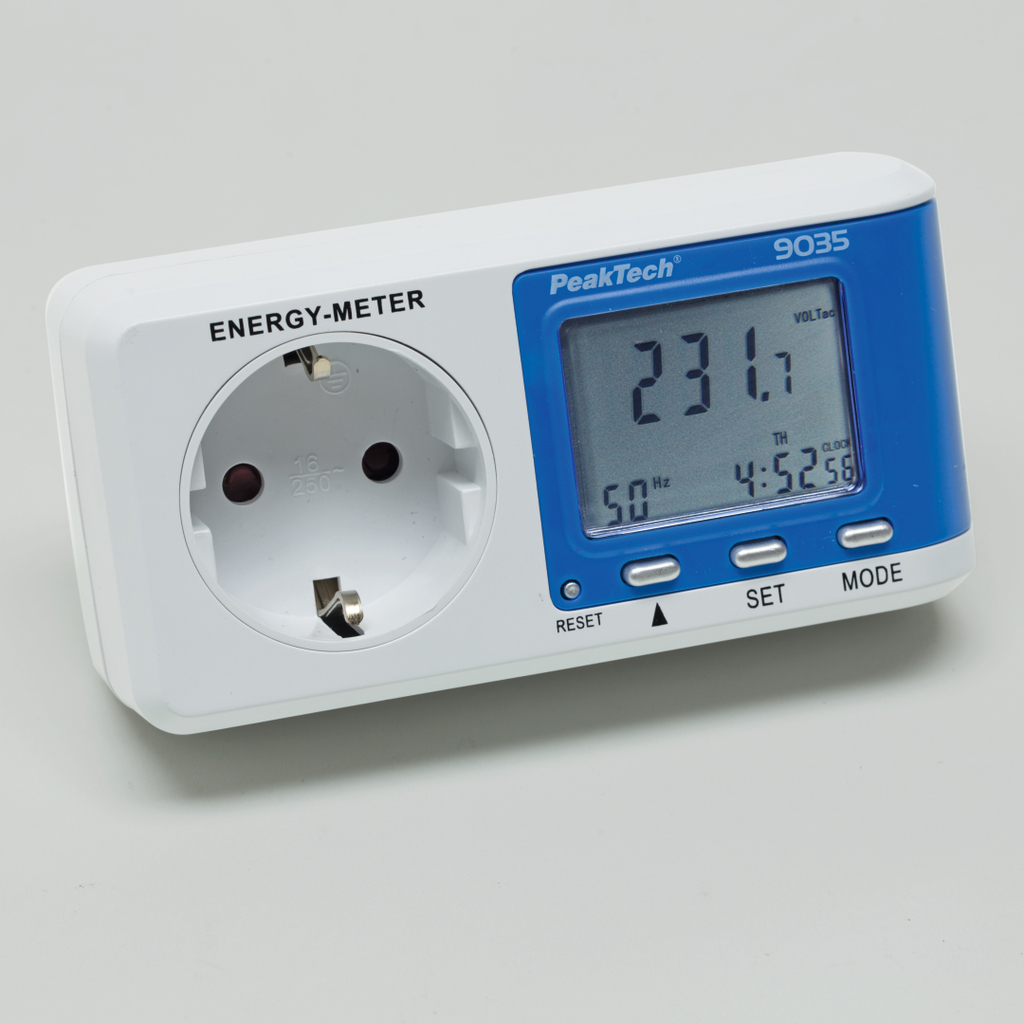 Das Bild zeigt ein Energiemessgerät mit einer Steckdose und einem digitalen Display. Es zeigt die aktuelle Spannung von 231,7 Volt sowie weitere Informationen wie Frequenz und Uhrzeit.