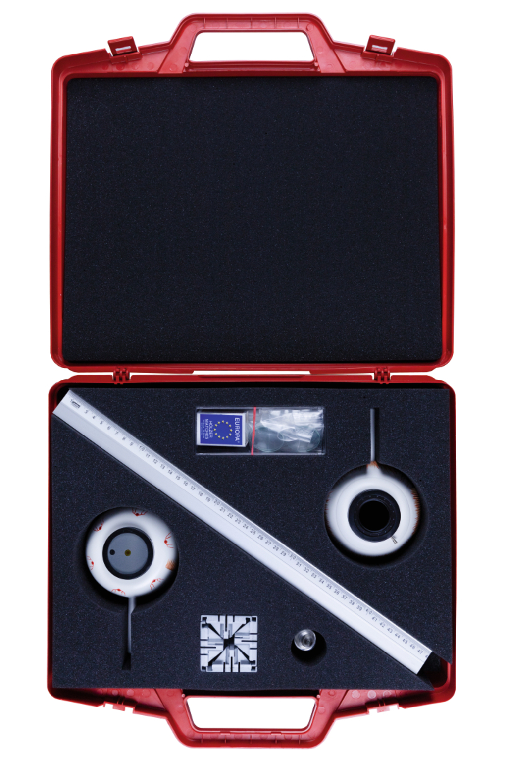 Das Bild zeigt einen geöffneten roten Koffer, der mit Experimentiermaterialien für den Bildungsbereich gefüllt ist. Inklusive sind verschiedene versiegelte Gegenstände, ein Lineal und optische Geräte, die in Schaumstofflagerung angeordnet sind.