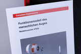Das Bild zeigt eine Produktbeschreibung für ein Funktionsmodell des menschlichen Auges aus einem Online-Shop für Experimentierbedarf. Es enthält Informationen zur Bestellnummer und ein Bild, das das Modell visualisiert.