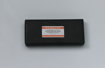 Das Bild zeigt ein Verpackungsetikett für ein TLC-Mikro-Set, das 100 Blätter Chromatographie-Papier enthält, mit den Maßen 7,5 x 17 cm. Das Produkt ist in Deutschland hergestellt und dient für experimentelle Anwendungen im Bildungsbereich.