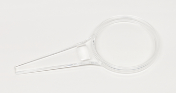 Das Bild zeigt eine transparente Kunststofflupe mit einem ergonomischen Griff. Sie ist für educational Zwecke im Experimentierbedarf konzipiert und ermöglicht das Vergrößern von Objekten zur besseren Beobachtung.