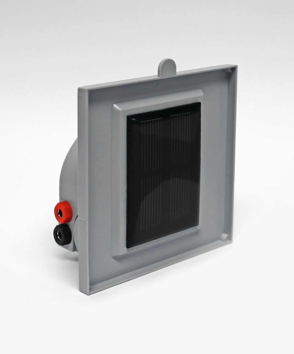 Das Bild zeigt ein kompaktes solarbetriebenes Modul, das in einem grauen Gehäuse integriert ist. An der Rückseite sind zwei Anschlüsse zu erkennen, die eine einfache Verbindung für Experimente oder Projekte ermöglichen.