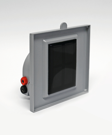 Das Bild zeigt ein kompaktes solarbetriebenes Modul, das in einem grauen Gehäuse integriert ist. An der Rückseite sind zwei Anschlüsse zu erkennen, die eine einfache Verbindung für Experimente oder Projekte ermöglichen.