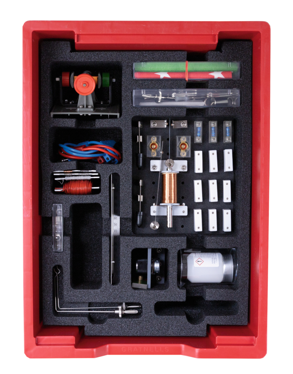 Das Bild zeigt ein Experimentierkasten mit verschiedenen Komponenten, darunter Motoren, Drähte und Messinstrumente, alle sorgsam in einem roten Kunststoffbehälter angeordnet. Der Kasten ist für den Einsatz in Schulen konzipiert und fördert praktisches Lernen in Naturwissenschaften.