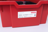 Das Bild zeigt eine rote Aufbewahrungsbox mit einem Etikett für ein Schüler-Set namens „Elektrik – Grundlagen“, das eine Steckplatte beinhaltet. Es handelt sich um ein Experimentierkit von Cornelsen, das sich an Schüler richtet und grundlegende Konzepte der Elektrizität vermittelt.
