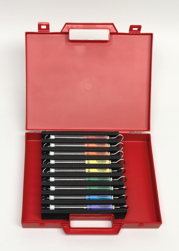 Das Bild zeigt eine rote Box, die einen Satz von zehn bunten Experimentierinstrumenten enthält. Jedes Instrument ist in einem schwarzen Halter fixiert und bietet verschiedene Farbcodierungen zur einfachen Identifikation.