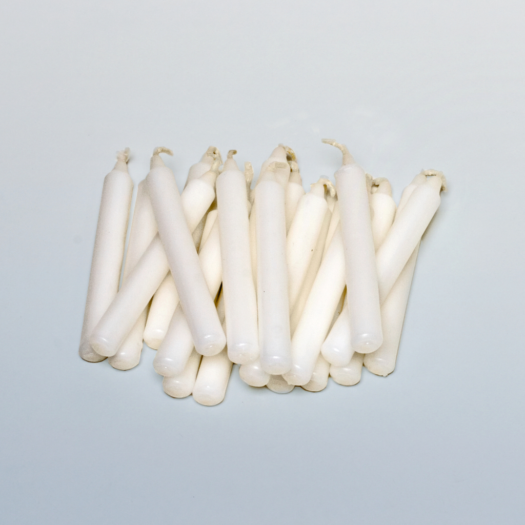 Das Bild zeigt eine Gruppe von weißen Kerzen, die ordentlich übereinander gestapelt sind. Diese Kerzen eignen sich vermutlich für Experimente im Bildungsbereich, möglicherweise zur Demonstration von wissenschaftlichen Prinzipien oder für kreative Projekte.