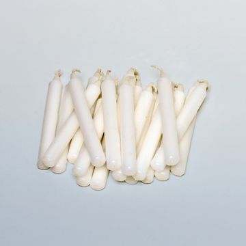 Das Bild zeigt eine Gruppe von weißen Kerzen, die ordentlich übereinander gestapelt sind. Diese Kerzen eignen sich vermutlich für Experimente im Bildungsbereich, möglicherweise zur Demonstration von wissenschaftlichen Prinzipien oder für kreative Projekte.