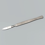 Das Bild zeigt ein schlankes, glänzendes Skalpell aus Edelstahl mit einer scharfen Klinge. Es eignet sich für präzise Schneidearbeiten im Rahmen von Experimenten und Bildungsprojekten.