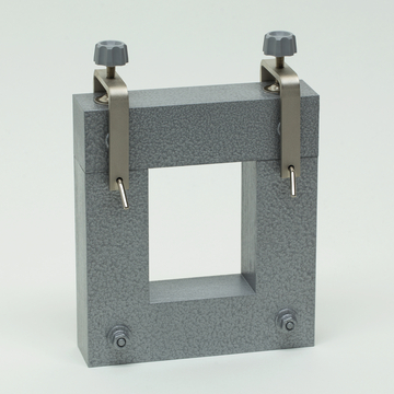 Das Bild zeigt einen grauen Experimentierrahmen mit einem rechteckigen Ausschnitt in der Mitte. Der Rahmen ist mit zwei Halterungen ausgestattet, die eine sichere Befestigung von Objekten im Rahmen ermöglichen.