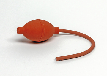 Das Bild zeigt eine rote Gummispritze mit einem flexiblen Schlauch. Dieses Labormaterial wird häufig im Bildungsbereich verwendet, um Flüssigkeiten zu fördern oder zu entleeren.