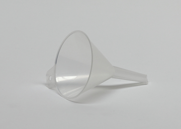 Das Bild zeigt einen transparenten Kunststofftrichter, der auf einer weißen Unterlage liegt. Er ist kegelförmig mit einem langen Auslauf und einer seitlichen Aussparung für die Handhabung und wird häufig in Experimenten verwendet.