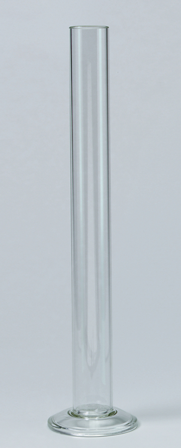 Das Bild zeigt ein hohes, klares Reagenzglas mit einem stabilen, runden Fuß. Es wird häufig im Bildungsbereich für chemische Experimente und Darstellungen von Lösungen verwendet.