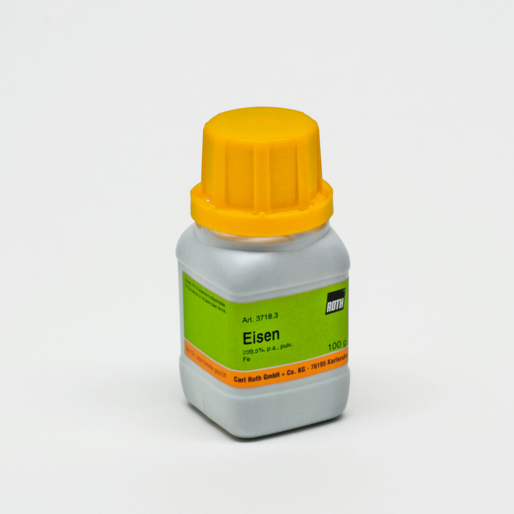 Das Bild zeigt eine kleine Flasche mit dem Inhalt Eisen, die für wissenschaftliche Experimente verwendet wird. Die Flasche hat einen gelben Deckel und ist Teil des Sortiments des Unternehmens Carl Roth für das Bildungswesen.