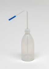 Das Bild zeigt eine durchsichtige Kunststoffflasche mit einem langen, gebogenen Ausguss, der an der Spitze blau gefärbt ist. Diese Flasche wird typischerweise für Labor- oder Experimentierzwecke verwendet, um Flüssigkeiten präzise zu dosieren.