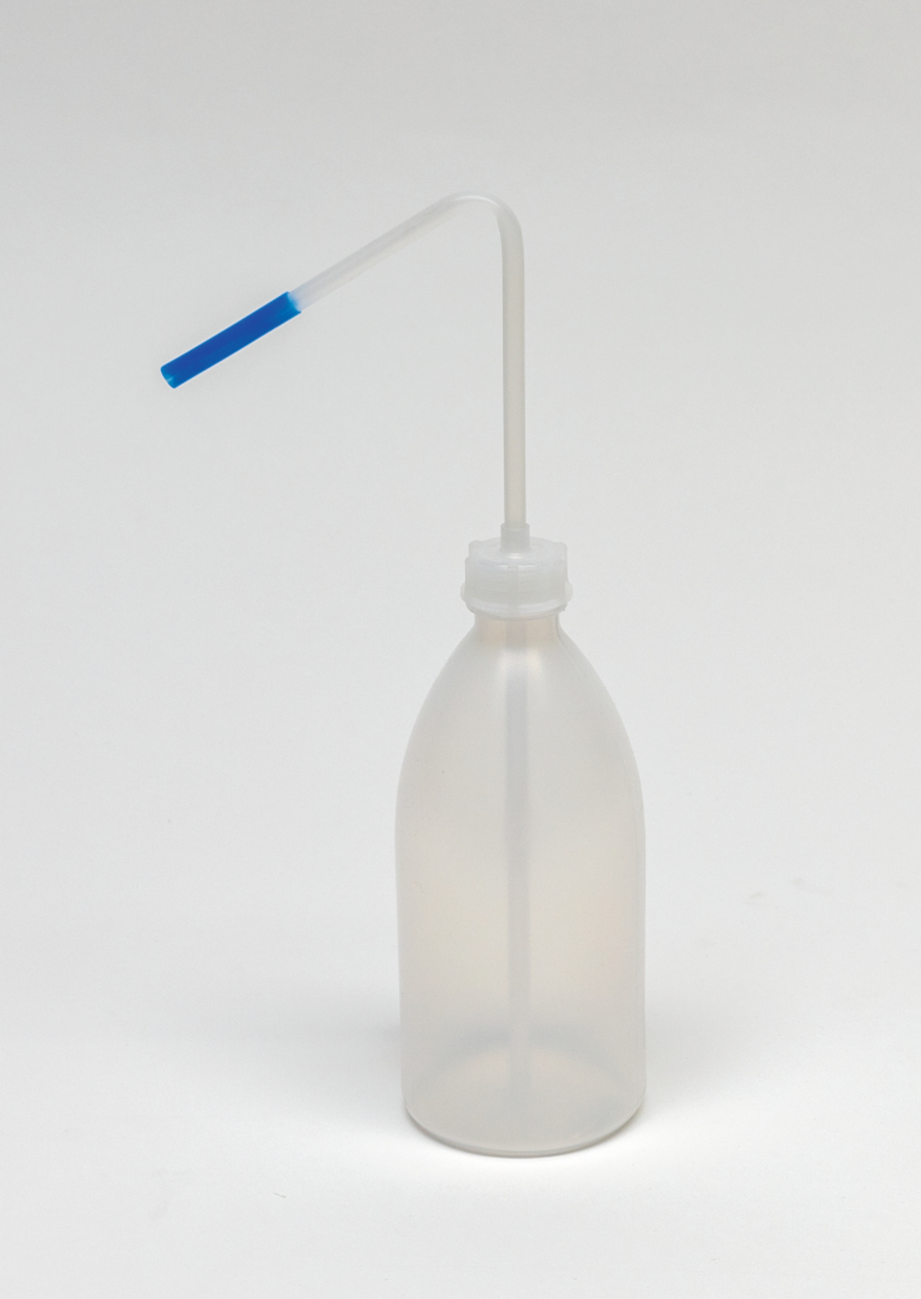 Das Bild zeigt eine durchsichtige Kunststoffflasche mit einem langen, gebogenen Ausguss, der an der Spitze blau gefärbt ist. Diese Flasche wird typischerweise für Labor- oder Experimentierzwecke verwendet, um Flüssigkeiten präzise zu dosieren.