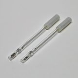 Das Bild zeigt zwei Glasröhren mit einem transparenten, isolierenden Ende. Diese Röhren werden vermutlich für experimentelle Anwendungen im Bildungsbereich verwendet, möglicherweise im Bereich der Chemie oder Physik.