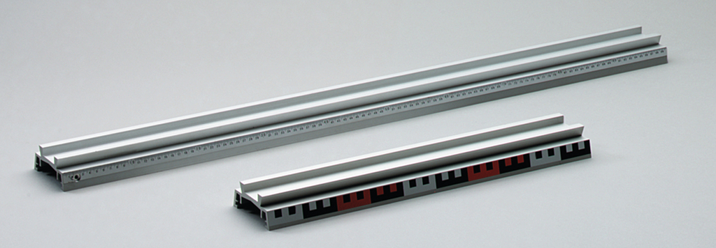Das Bild zeigt drei Aluminium-Schienenelemente, die für experimentelle Anwendungen im Bildungswesen konzipiert sind. Zwei lange und eine kürzere Schiene sind auf einem neutralen Hintergrund angeordnet und bieten möglicherweise Maßstabsmarkierungen zur Unterstützung von Experimenten.