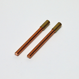 Das Bild zeigt zwei Stäbe aus Kupfer mit einer Messinghülse am oberen Ende. Diese Komponenten sind typischerweise in Experimenten für das deutsche Bildungswesen verwendet, um verschiedene physikalische oder chemische Phänomene zu demonstrieren.