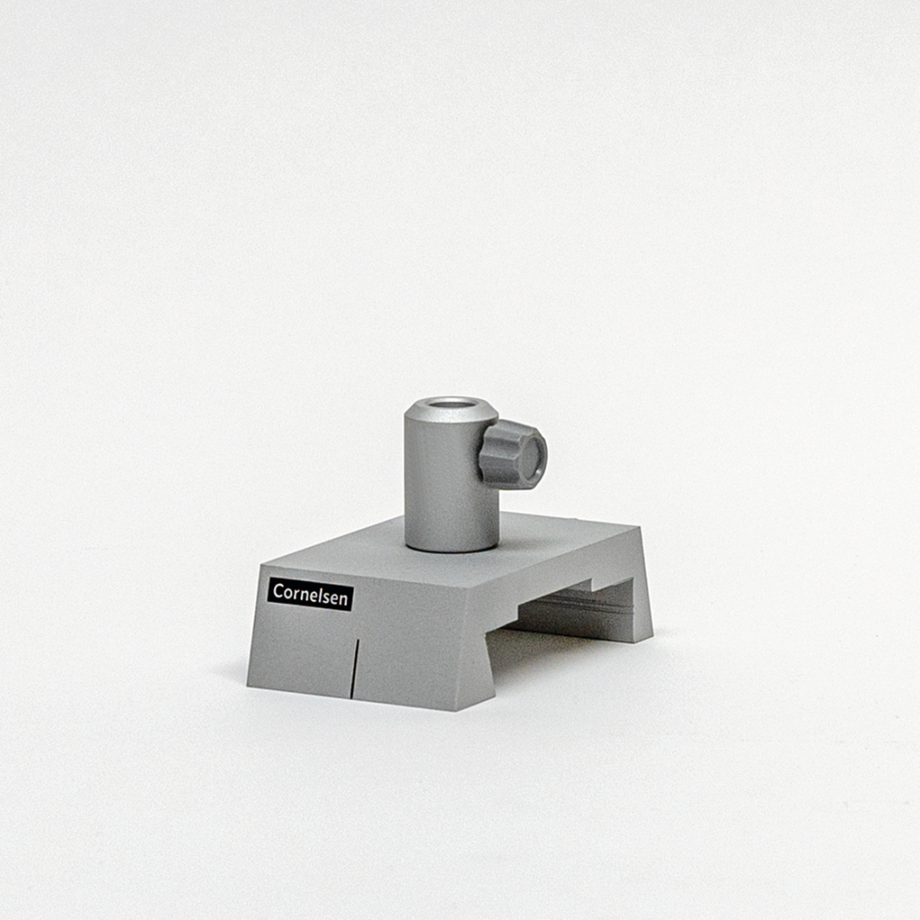 Das Bild zeigt einen grauen Experimentieraufbau aus einem Online-Shop für Bildungseinrichtungen. Er besteht aus einer stabilen Basis mit einem vertikalen Röhrchen und Drehknopf, vermutlich zur Durchführung chemischer Experimente.