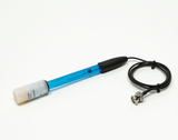 Das Bild zeigt eine blaue Messsonde mit einem transparenten Gehäuse und einem weißen Verschluss, die mit einem Kabel verbunden ist. Diese Sonde wird typischerweise zur Durchführung von Experimenten im Bereich pH-Wert-Messungen verwendet.