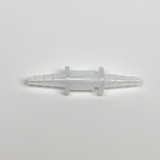 Das Bild zeigt ein transparentes Kunststoffverbindungsstück mit zwei konischen Enden, das zum Verbinden von Schläuchen verwendet wird. Es ist typisch für den Experimentierbedarf im Bildungsbereich und geeignet für verschiedene chemische und physikalische Anwendungen.