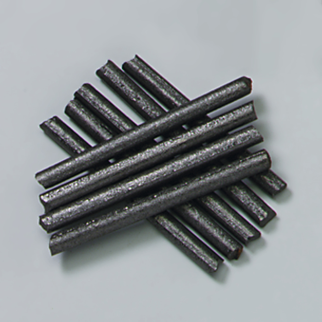 Das Bild zeigt eine Ansammlung von schmalen, schwarzen Stäben, die aufeinandergelegt sind. Diese Materialien könnten aus Kohlenstoff bestehen und werden häufig in Experimenten im Bildungsbereich verwendet.