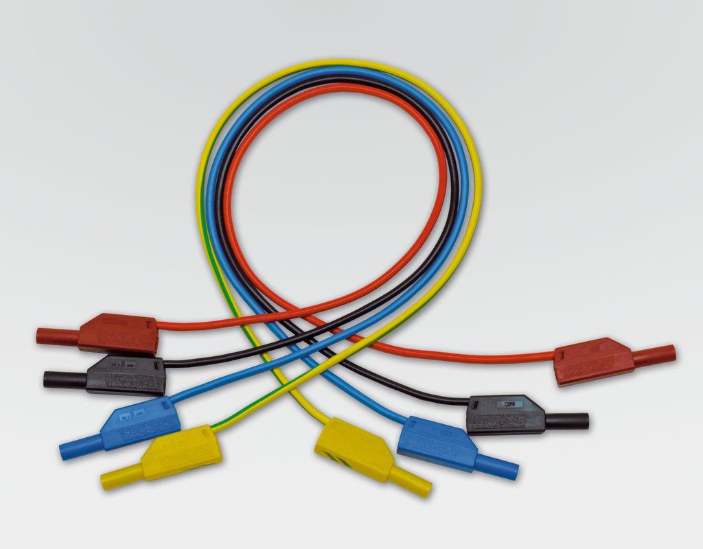 Das Bild zeigt eine Anordnung von mehreren farbigen Kabeln mit passenden Steckern. Diese Kabel sind für den Einsatz im experimentellen Unterricht gedacht und erleichtern elektrische Verbindungen in verschiedenen Experimenten.