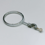 Das Bild zeigt einen stabilen Metallring mit einer Klemme, der in Experimenten zur Befestigung von Glasgeräten verwendet wird. Er ist eine wichtige Komponente für sichere und präzise wissenschaftliche Arbeiten im Bildungsbereich.