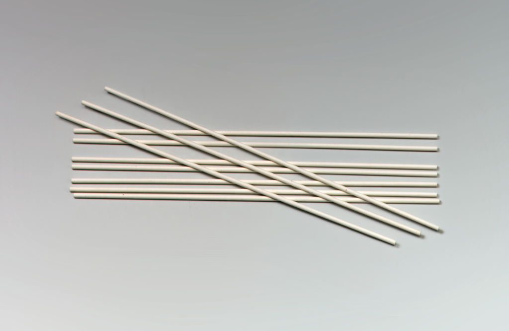 Auf dem Bild sind mehrere gerade, weiße Stäbe zu sehen, die in einer Überlappung angeordnet sind. Diese Stäbe könnten als Materialien für Experimente oder Bastelarbeiten im Bildungsbereich verwendet werden.