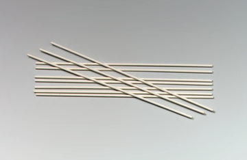 Auf dem Bild sind mehrere gerade, weiße Stäbe zu sehen, die in einer Überlappung angeordnet sind. Diese Stäbe könnten als Materialien für Experimente oder Bastelarbeiten im Bildungsbereich verwendet werden.