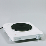 Das Bild zeigt eine elektrische Kochplatte in Weiß mit einer schwarzen Heizfläche und einem Temperaturregler. Das Gerät ist für den Einsatz in Experimenten und im Bildungswesen konzipiert und trägt die Marke Rommelsbacher.