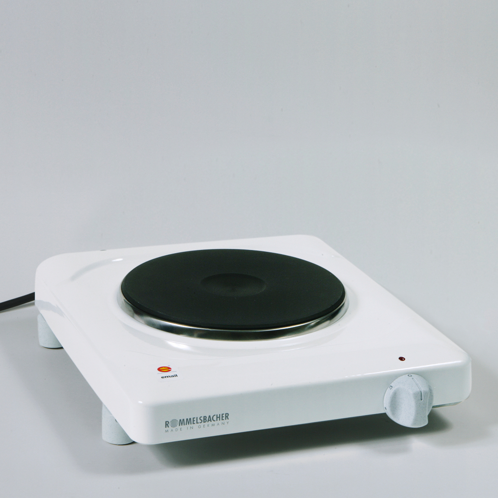 Das Bild zeigt eine elektrische Kochplatte in Weiß mit einer schwarzen Heizfläche und einem Temperaturregler. Das Gerät ist für den Einsatz in Experimenten und im Bildungswesen konzipiert und trägt die Marke Rommelsbacher.