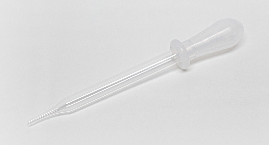 Das Bild zeigt eine klare Pipette, die häufig in Laboren und für experimentelle Zwecke verwendet wird. Sie besteht aus Kunststoff und hat eine gummierte Spitze, die das präzise Dosieren von Flüssigkeiten ermöglicht.