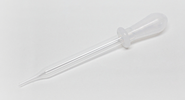 Das Bild zeigt eine klare Pipette, die häufig in Laboren und für experimentelle Zwecke verwendet wird. Sie besteht aus Kunststoff und hat eine gummierte Spitze, die das präzise Dosieren von Flüssigkeiten ermöglicht.