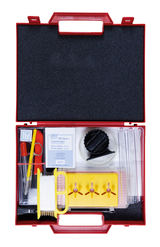 Der Bildinhalt zeigt eine rote Werkzeugbox, die mit verschiedenen Experimentiermaterialien gefüllt ist, darunter Mikroskopobjektträger, Pipetten, eine Farbtropfer, und weitere labortechnische Ausstattungen. Die Box ist ideal für schulische Experimente im naturwissenschaftlichen Unterricht.