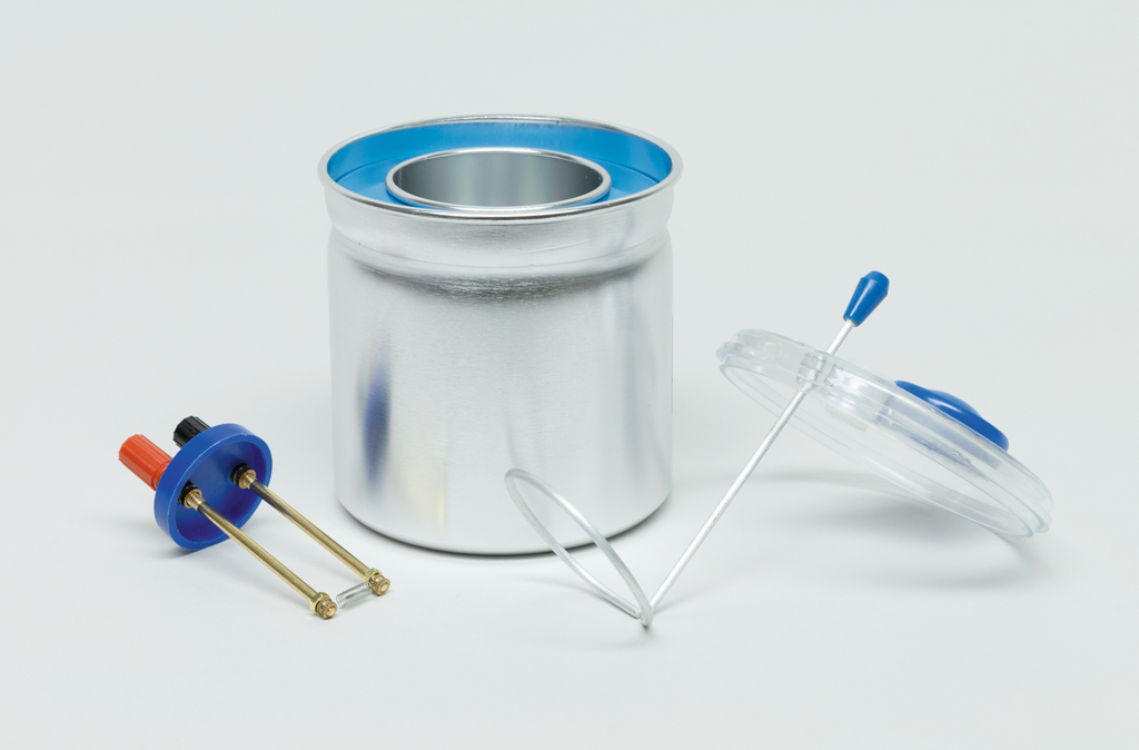 Das Bild zeigt einen silbernen Metalleimer mit einem blauen Innenrand, daneben zwei Verbindungselemente und einen transparenten Deckel mit einer integrierten Stange. Diese Materialien sind typisch für Experimentiersets im Bildungsbereich, die für praktische Anwendungen verwendet werden.