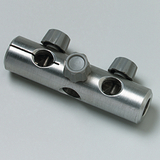 Das Bild zeigt ein metallisches Stabilisierungselement mit mehreren Öffnungen und Schraubmechanismen. Es dient als Verbindungsteil in experimentellen Aufbauten, um verschiedene Komponenten sicher zu fixieren.