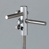 Das Bild zeigt ein experimentelles Halterungssystem aus Metall mit mehreren Quer- und Längsstangen, die zur Stabilisierung von Apparaturen verwendet werden. Es ist typisch für chemische oder physikalische Experimente im Bildungswesen.