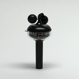 Das Bild zeigt ein schwarzes Anemometer zur Messung der Windgeschwindigkeit. Es verfügt über eine transparente Skala mit km/h und Beaufort-Einteilung.