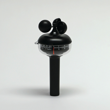 Das Bild zeigt ein schwarzes Anemometer zur Messung der Windgeschwindigkeit. Es verfügt über eine transparente Skala mit km/h und Beaufort-Einteilung.