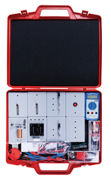 Das Bild zeigt einen roten Koffer, der mit verschiedenen Experimentierkomponenten und einem Multimeter ausgestattet ist. Die einzelnen Teile sind strukturiert angeordnet und bieten vielfältige Möglichkeiten für praktische Experimente im Bildungsbereich.